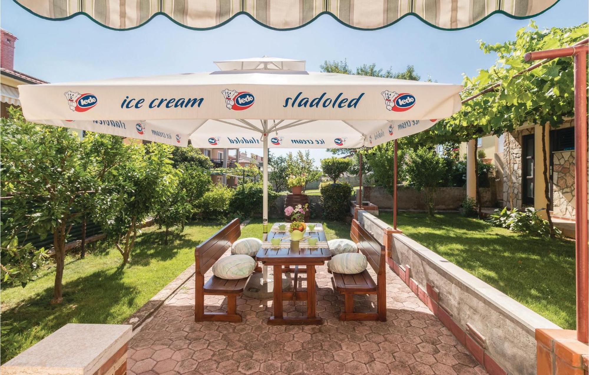 2 Bedroom Amazing Home In Pula Exterior foto
